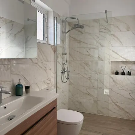 Between Meteora Bmt House 特里卡拉